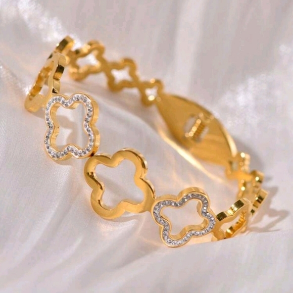 Clover Flower Bangle Bracelet - Gold - Picture 1 of 3